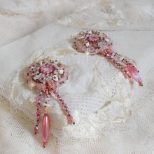 BO Rose Royale ricamato con cabochon di madreperla, scaglie di quarzo bianco e howlite, cristalli Swarovski, razzi rosa, perline e ganci in oro 14 carati.